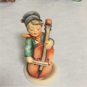 Hummel Bass Player number 186 with a full Bee